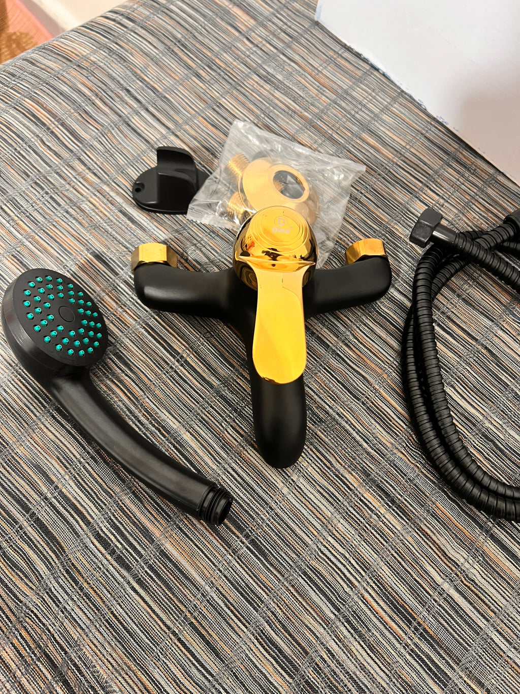 باك حنفيات فخمة أسود مع ذهبي – 3 أو 4 قطع