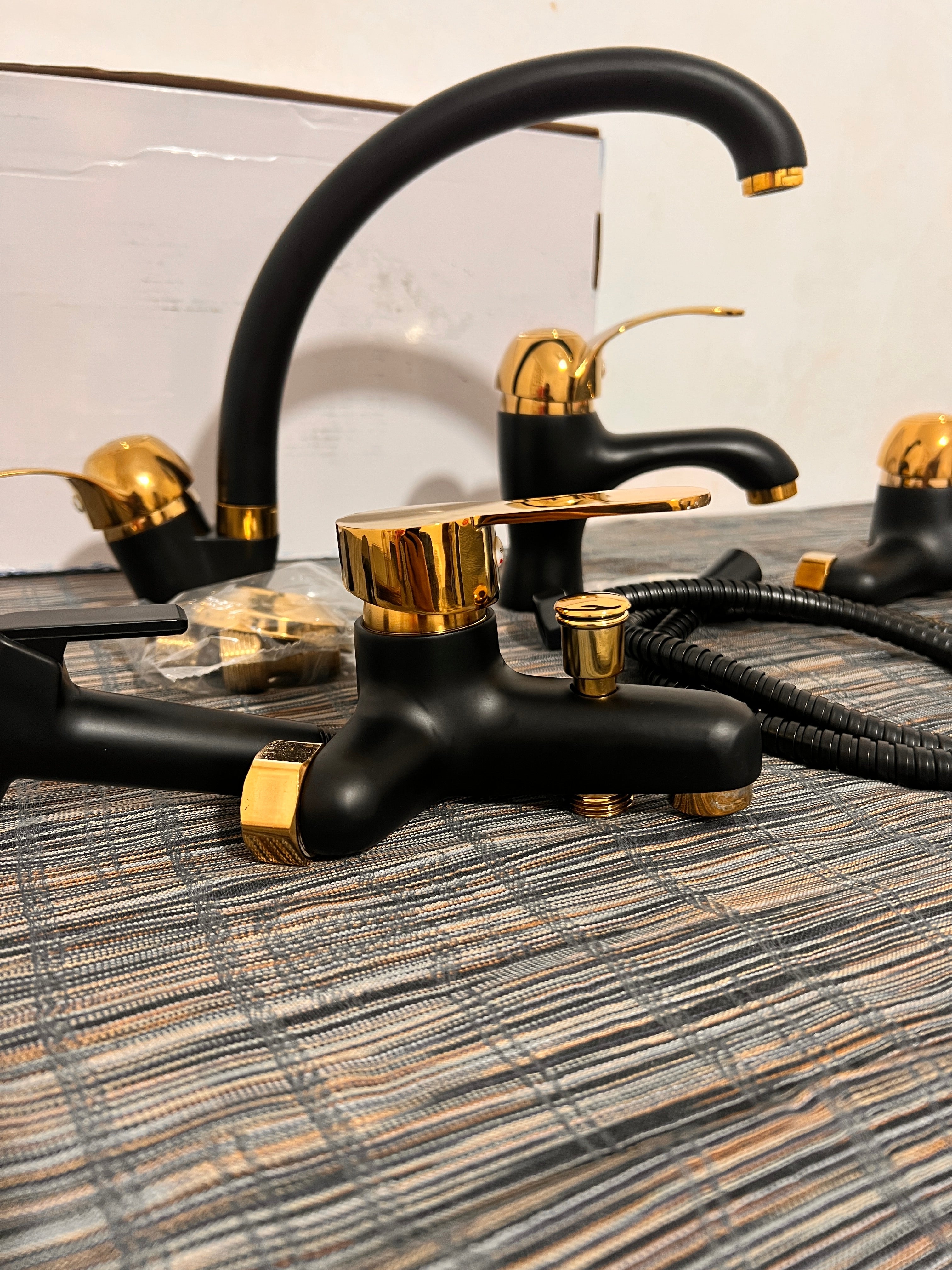 باك حنفيات فخمة أسود مع ذهبي – 3 أو 4 قطع